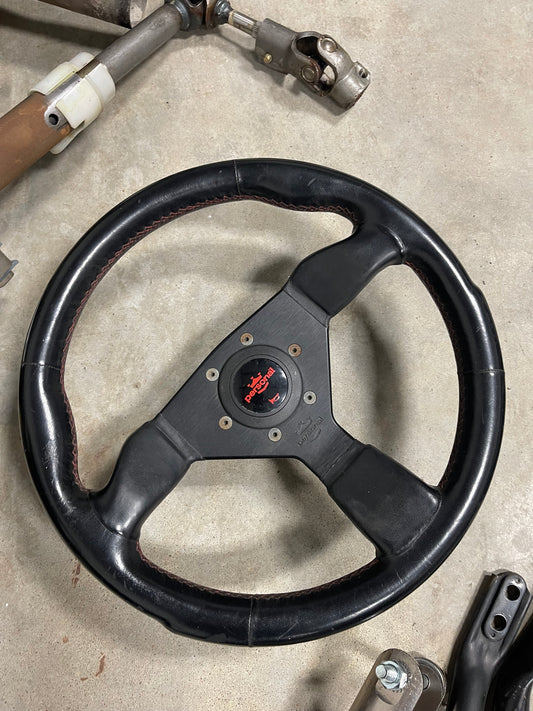 Personal steering wheel with quick detach hub